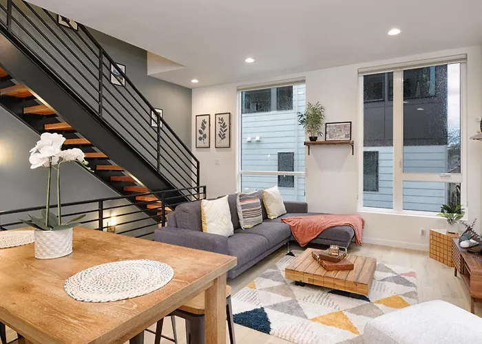 Cozy Industrial Home In Ballard, Walk Score 95!